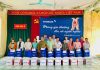 Đại diện Eximbank trao tặng 20 phần quà cho người dân xã Phong Dụ, huyện Tiên Yên, tỉnh Quảng Ninh. - WikiLand