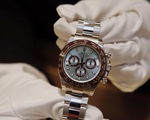Đồng hồ xa xỉ “đại hạ giá” khi tiền số lao dốc  Vì sao đồng hồ Rolex lại đắt đỏ dù trước đây là loại ai cũng có thể mua? dong ho tien so 16595854548661060569801
