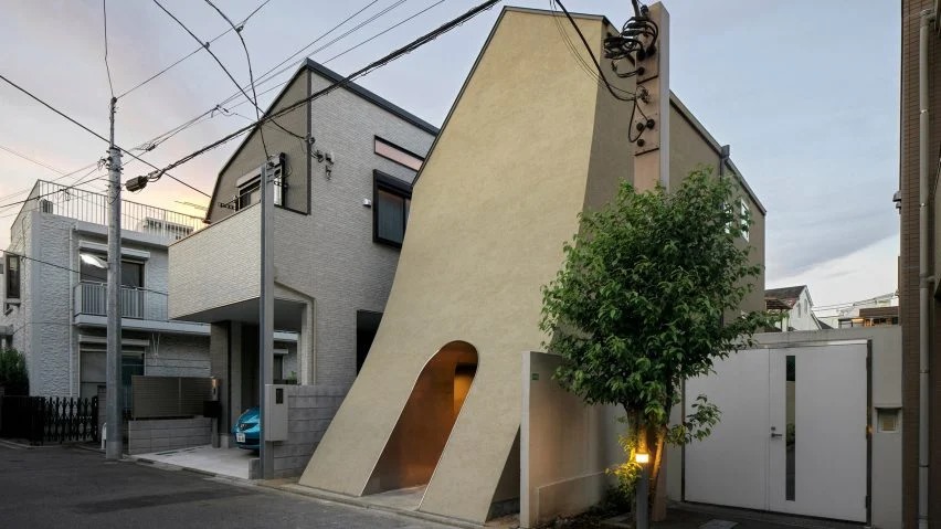 Phần mặt tiền độc đáo của ngôi nhà. Ảnh: Katsumasa Tanaka  Khám phá ngôi nhà có mặt tiền dị của họa sĩ truyện tranh manga artists house